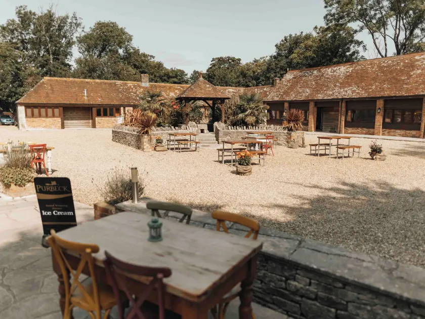 Kingston Country Courtyard - Image 1