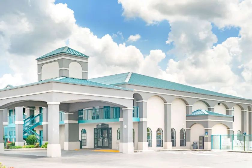 Super 8 by Wyndham Murfreesboro - Image 1