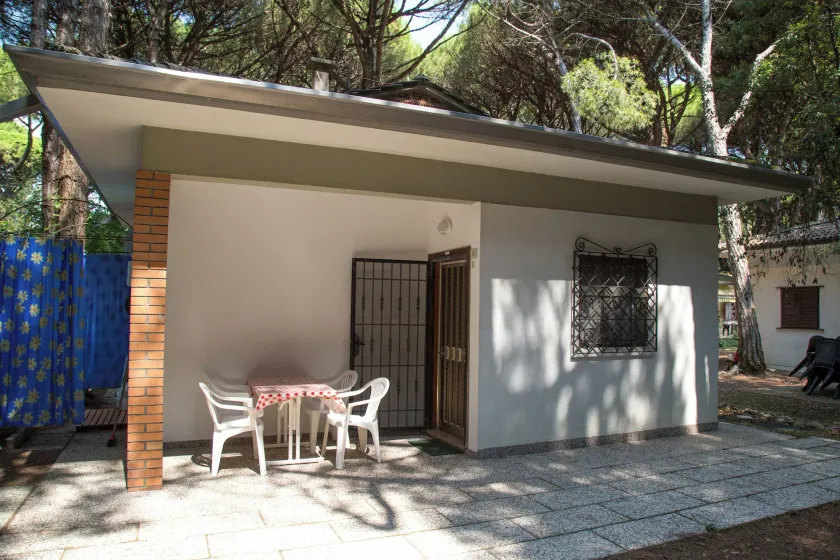 Pine-front bungalow steps from the beach - Image 1