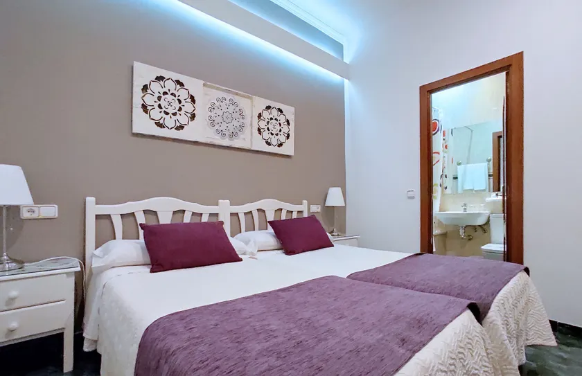 Hostal Bruña Paseo del Prado - Image 1