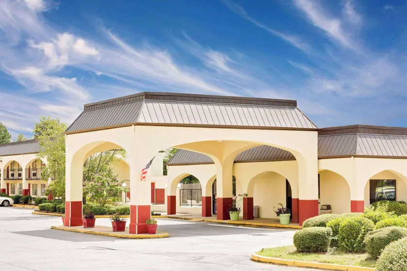 Days Inn & Suites by Wyndham Starkville - Image 1