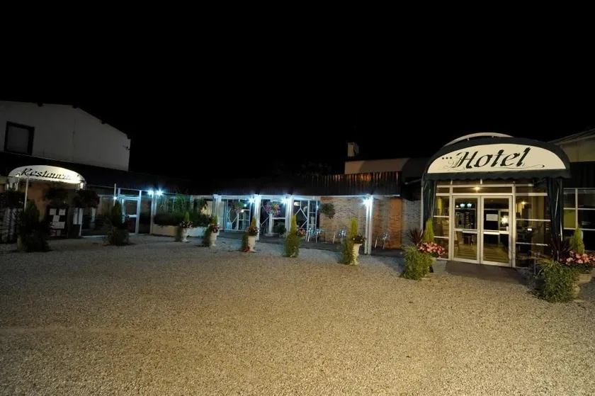 Logis Hôtels - Le Pont Bernet - Hotel 2 étoiles et restaurant - Image 1