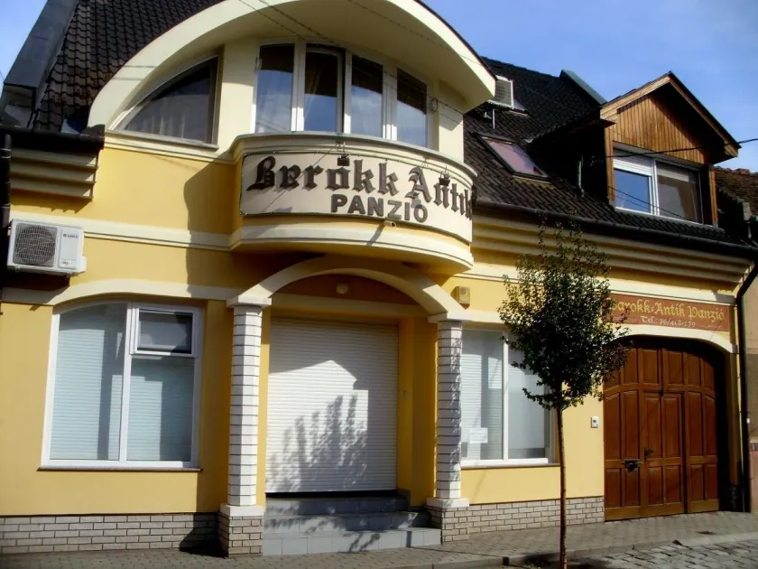 Barokk Antik Guest House - Image 1