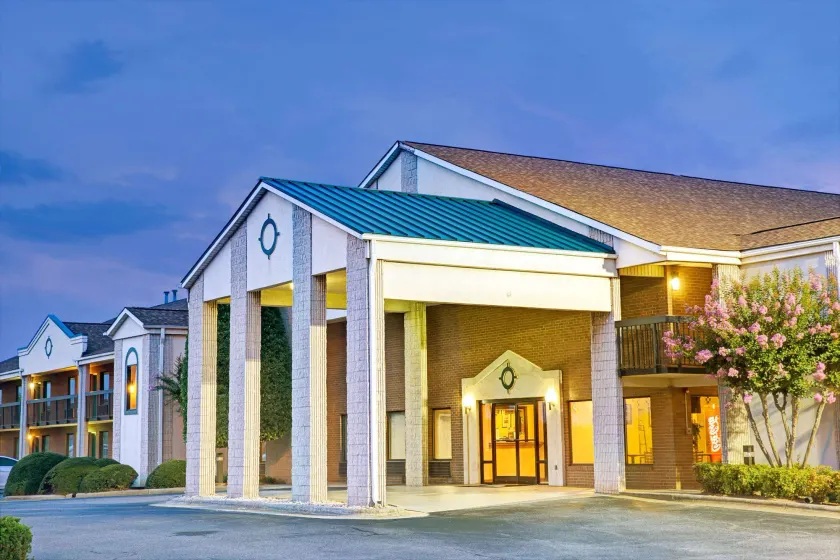 Days Inn by Wyndham Mooresville Lake Norman - Image 1