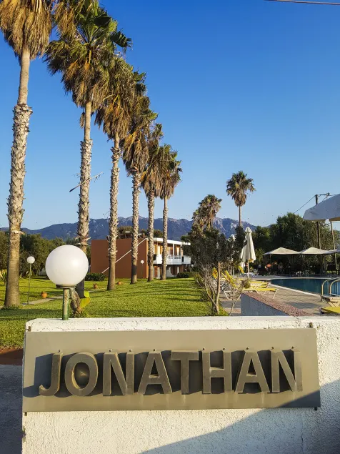 Jonathan Studio Apartments - Image 1