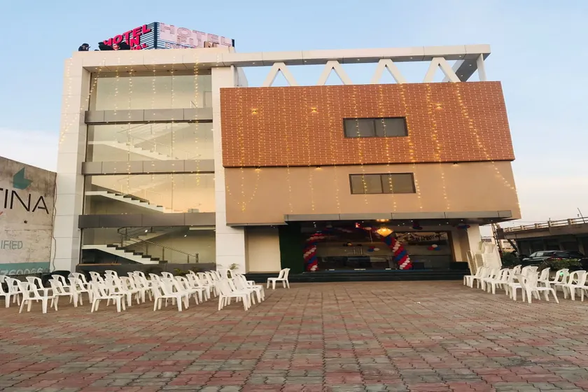 Hotel Fun Imperial Morbi - Image 1