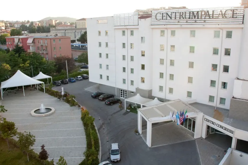 Centrum Palace Hotel - Image 1