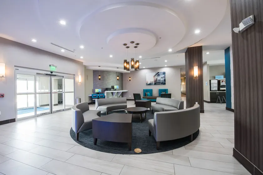 Holiday Inn Express & Suites Houston - Hobby Airport Area by IHG - Sitzecke in der Lobby