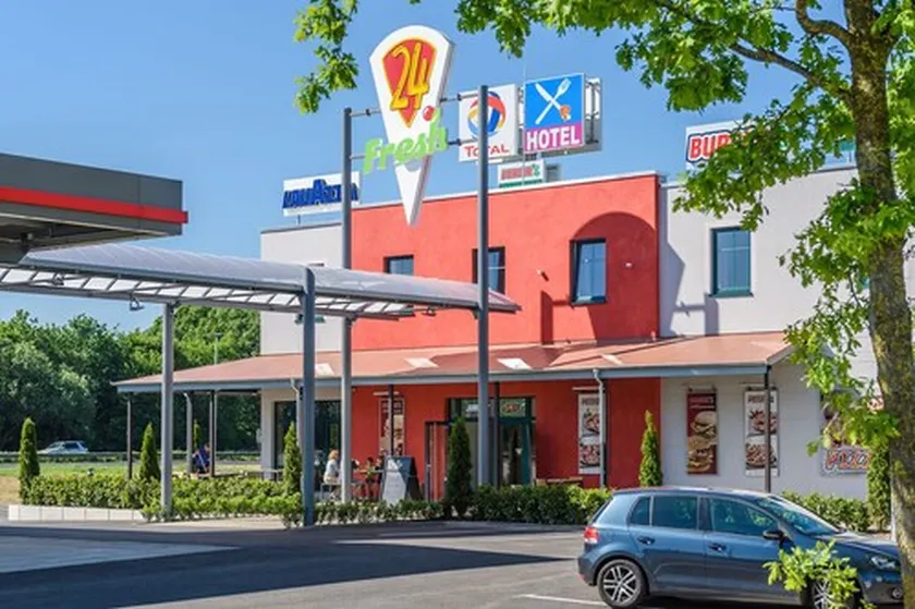 Hotel Cloppenburg - Image 1