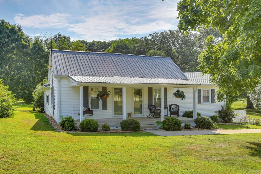 Home 9 Mi to Dtwn Springfield w/ Porch & Yard! - Image 1