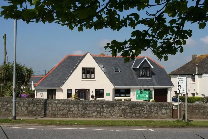 Mandeley Guest House - Image 1