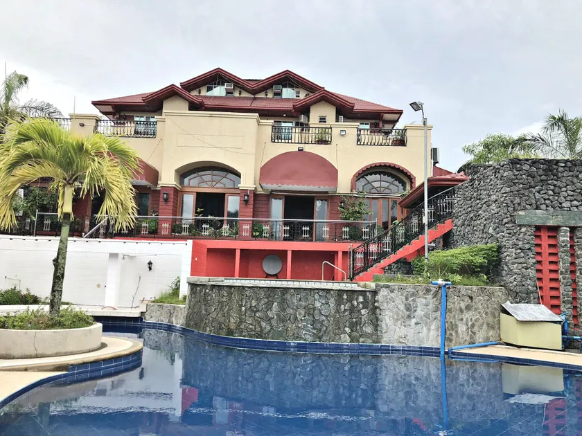 Tahanan Lakeview Hotel - Image 1