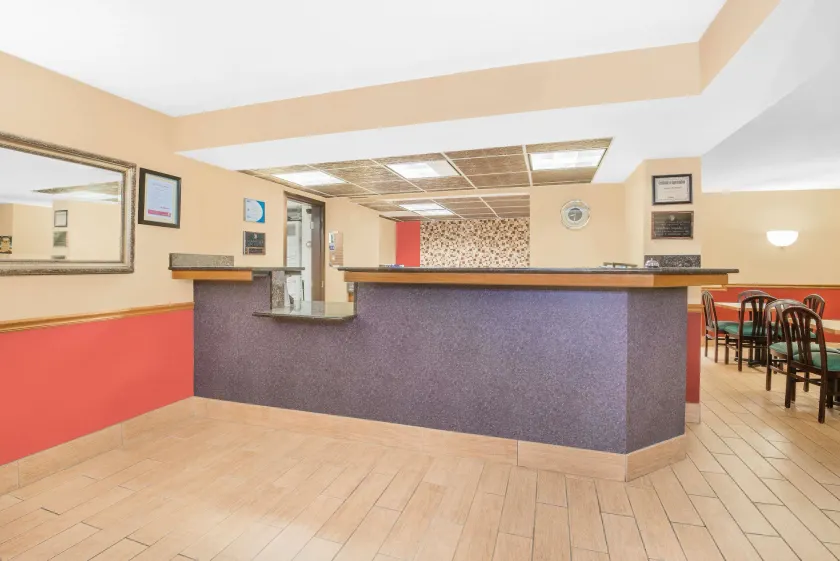 Super 8 by Wyndham Marshalltown - Image 1