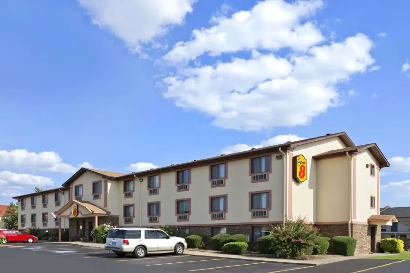 Super 8 by Wyndham Russellville - Image 1