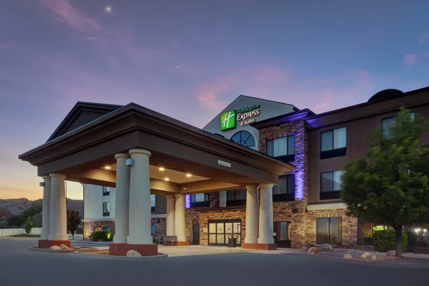 Holiday Inn Express & Suites Richfield by IHG - Image 1