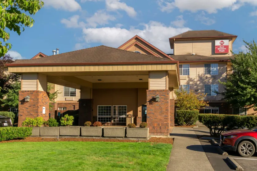 Best Western Plus Park Place Inn & Suites - Image 1