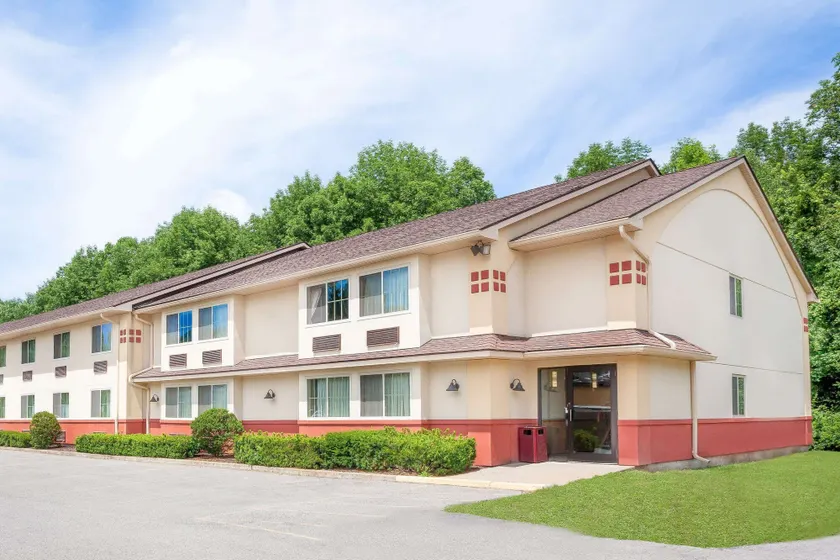 Super 8 by Wyndham Oneonta/Cooperstown - Image 1