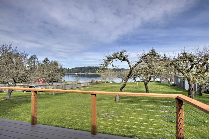 Waterfront Anderson Island Home w/ Kayaks - Innvendig