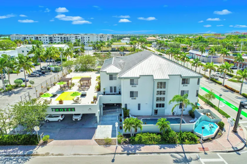Naples Park Central Hotel - Image 1