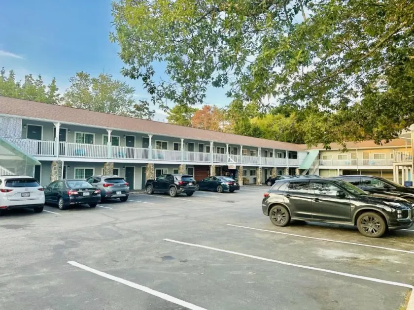 Hampton Motor Inn - Image 1