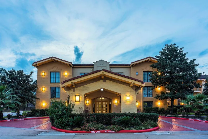 Super 8 by Wyndham The Woodlands North - Image 1