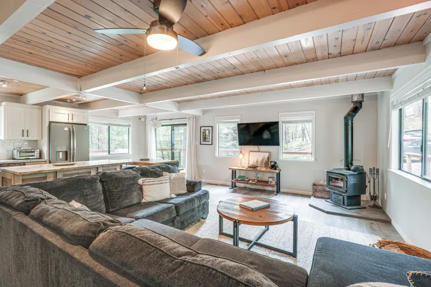 Family Cabin in Blue Lake Springs, Near Town! - Image 1
