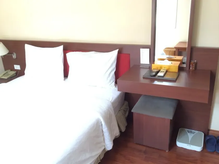 Tulip Hotel Vu Ngoc Phan - Image 1