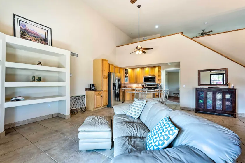 Pool & Putting Green: Group Getaway in Glendale! - Intérieur