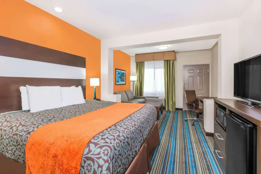 Days Inn & Suites by Wyndham Katy - Image 1
