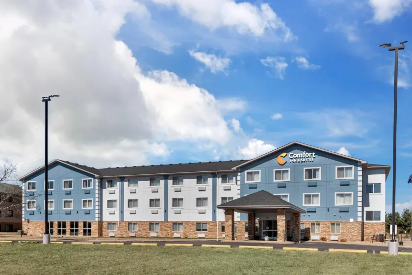 Comfort Inn & Suites Wisconsin Dells - Image 1