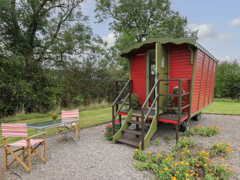 Tilly Gypsy-style Caravan Hut - Image 1