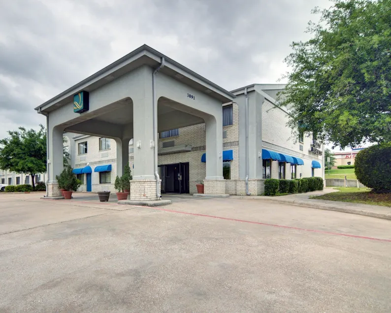 Quality Inn & Suites Grand Prairie South - Image 1