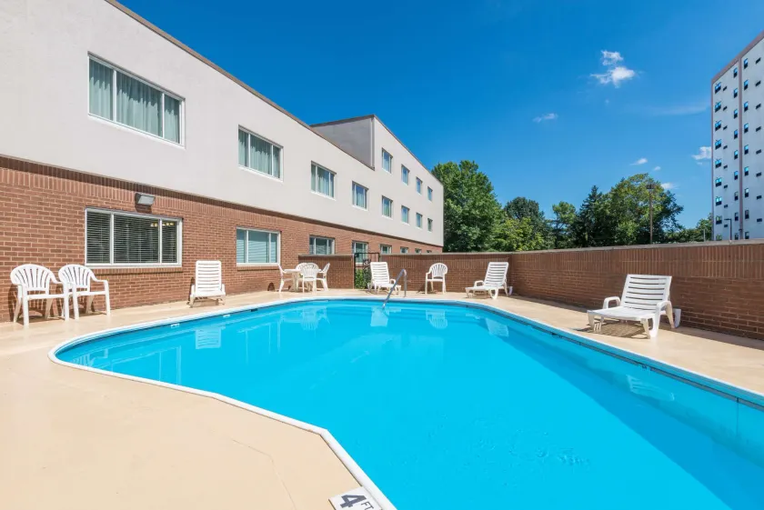 Ramada by Wyndham Paintsville Hotel & Conference Center - Image 1