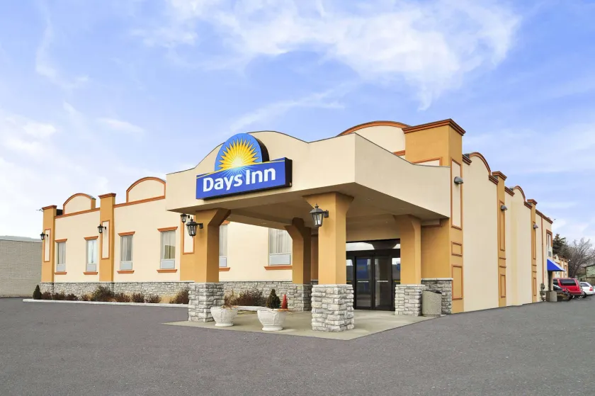 Days Inn by Wyndham Brampton - Image 1