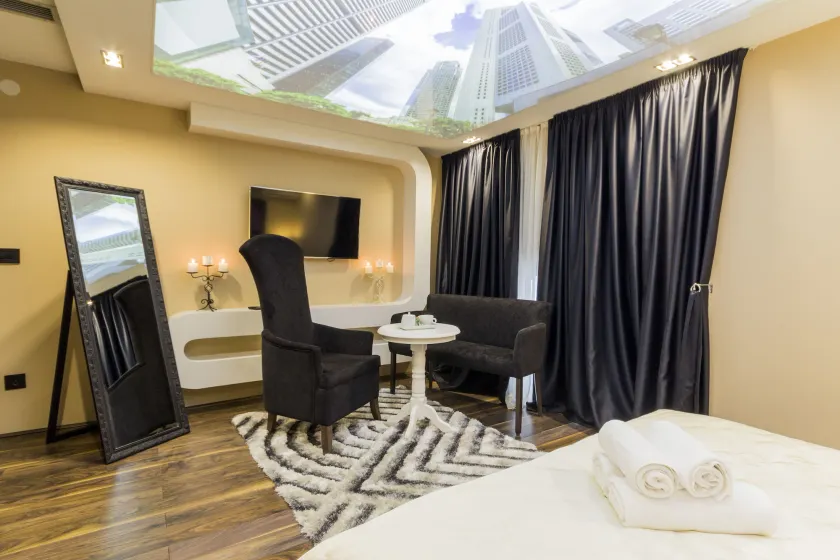 Madison - Square Sava - Lobby sitting area