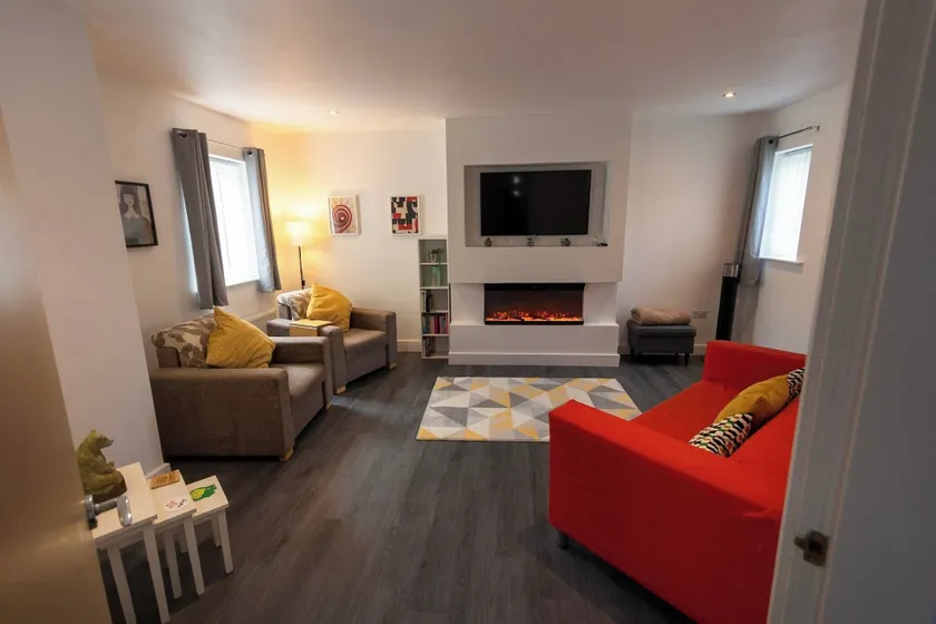 Hampton 3-bedroom Relaxing Escape with Parking - Image 1