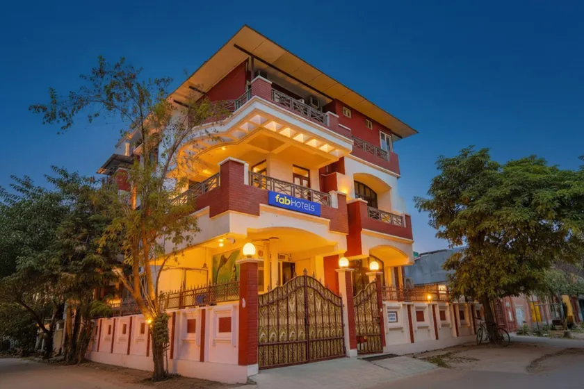 FabHotel Raka Inn - Image 1