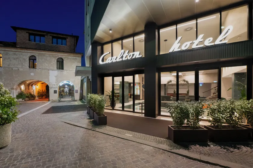 Hotel Carlton - Image 1