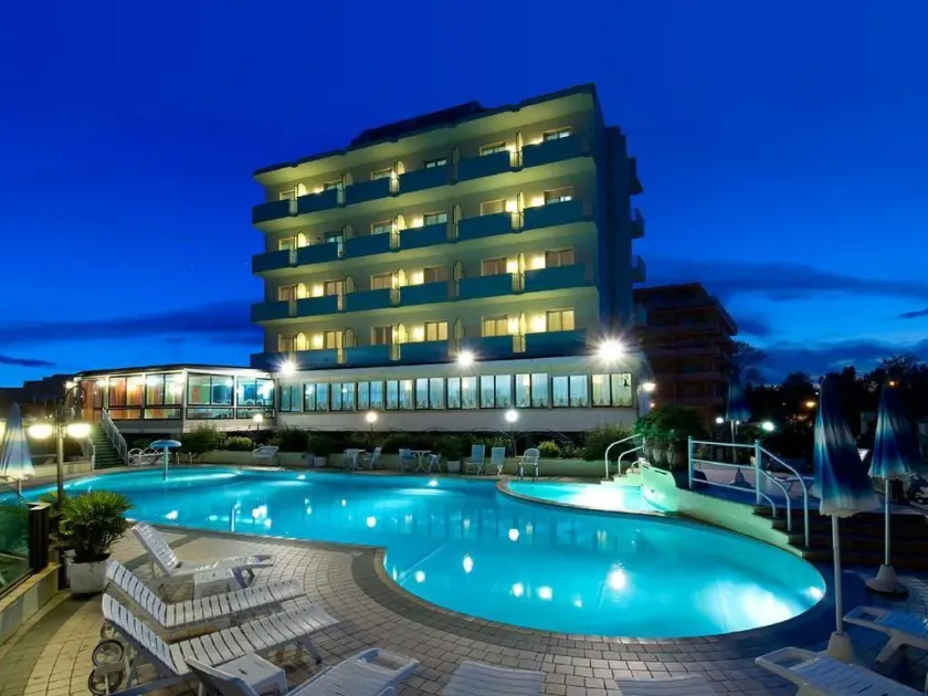 Strand Hotel Colorado - Image 1