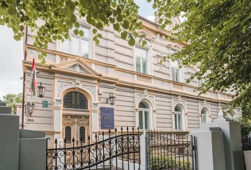 Roze Villa - Image 1