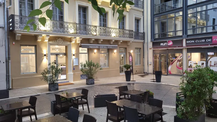 SQUARE HOTEL - Image 1