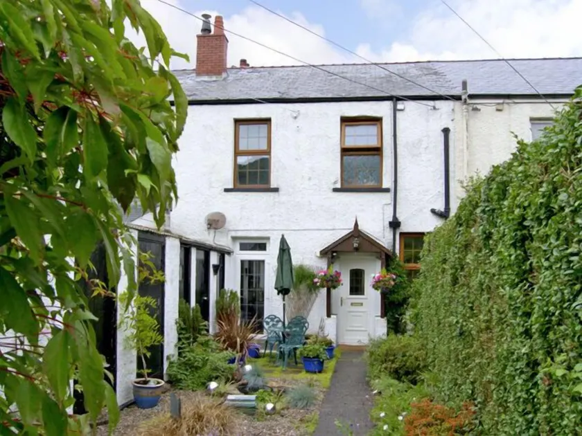 Railway Cottage, FAIRBOURNE - Image 1