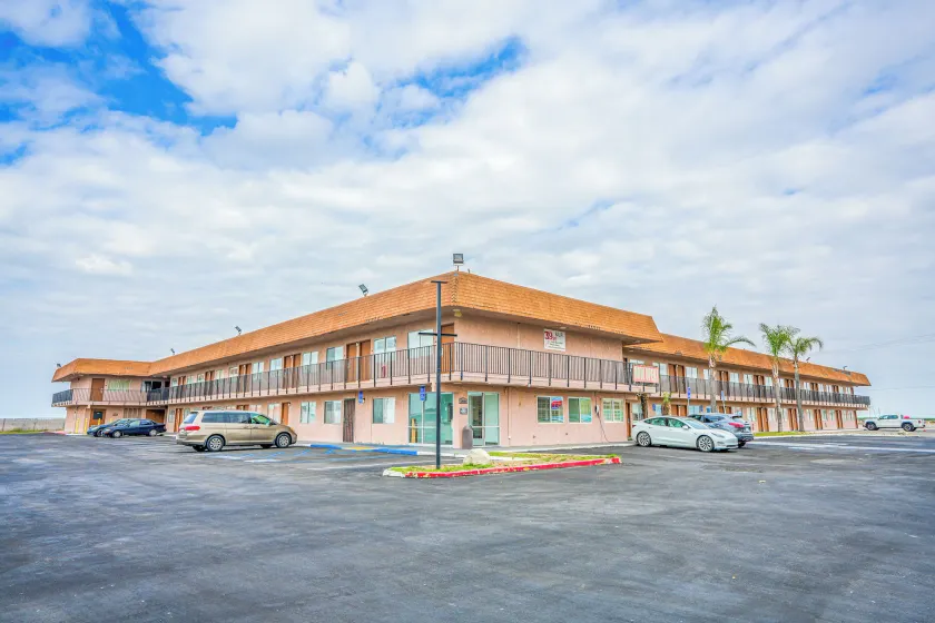 Economy Inn Buttonwillow Bakersfield I-5 - Image 1