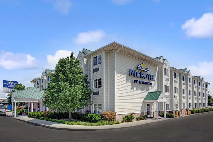 Microtel Inn & Suites by Wyndham Indianapolis Airport - Image 1