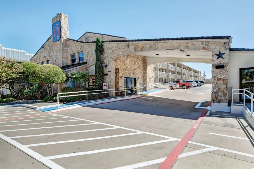 Motel 6-Dallas, TX - Forest Lane - Image 1