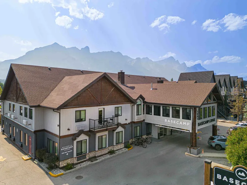 Basecamp Lodge Canmore - Image 1
