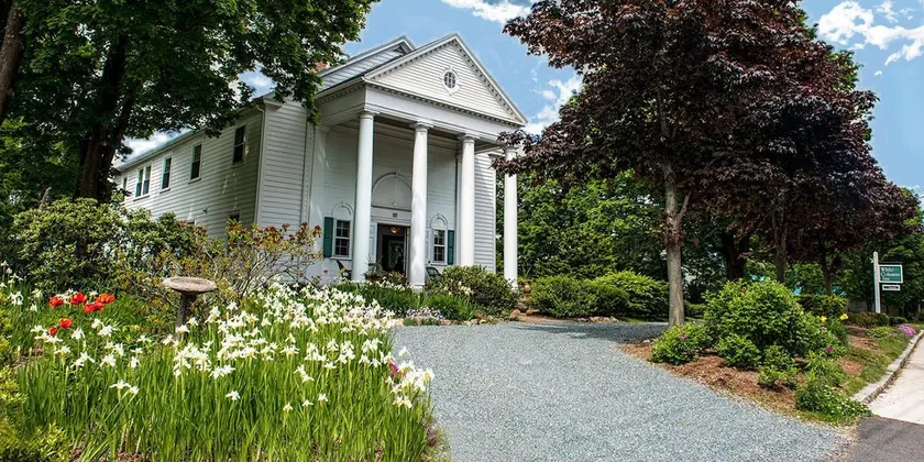 Anne's White Columns Inn - Image 1