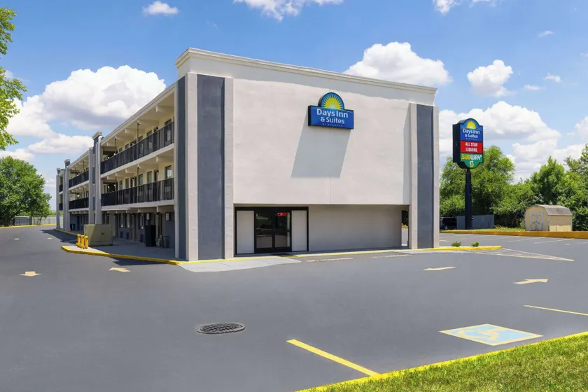 Day's Inn & Suites by Wyndham Indianapolis Airport East - Image 1
