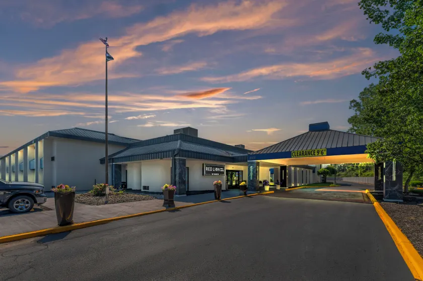 Red Lion Inn & Suites Kansas City - Image 1