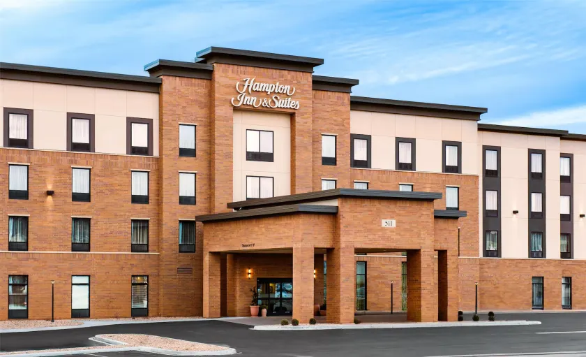 Hampton Inn & Suites La Crosse Downtown - Image 1